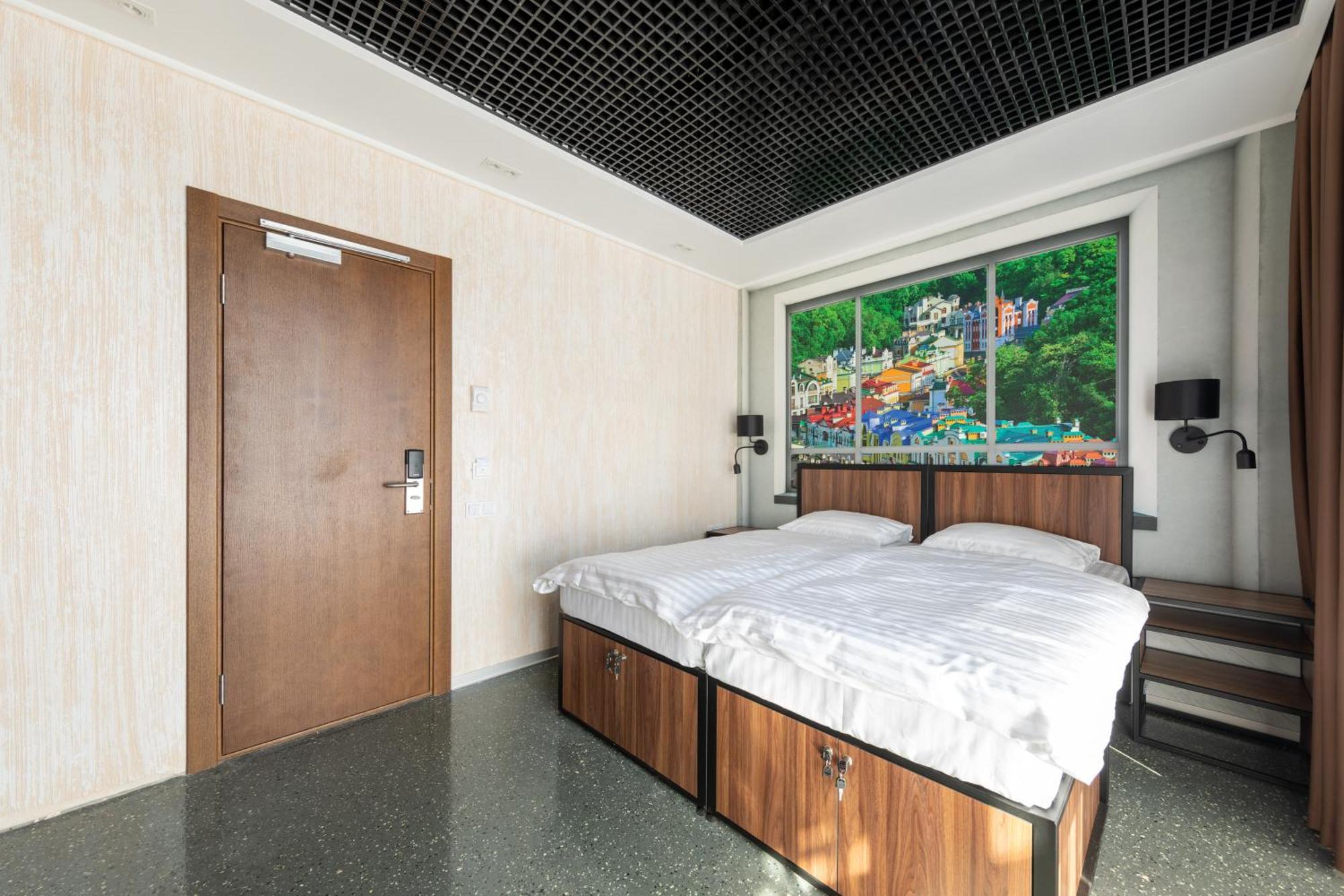 Misto Capsule Hotel Kyiv Exterior photo