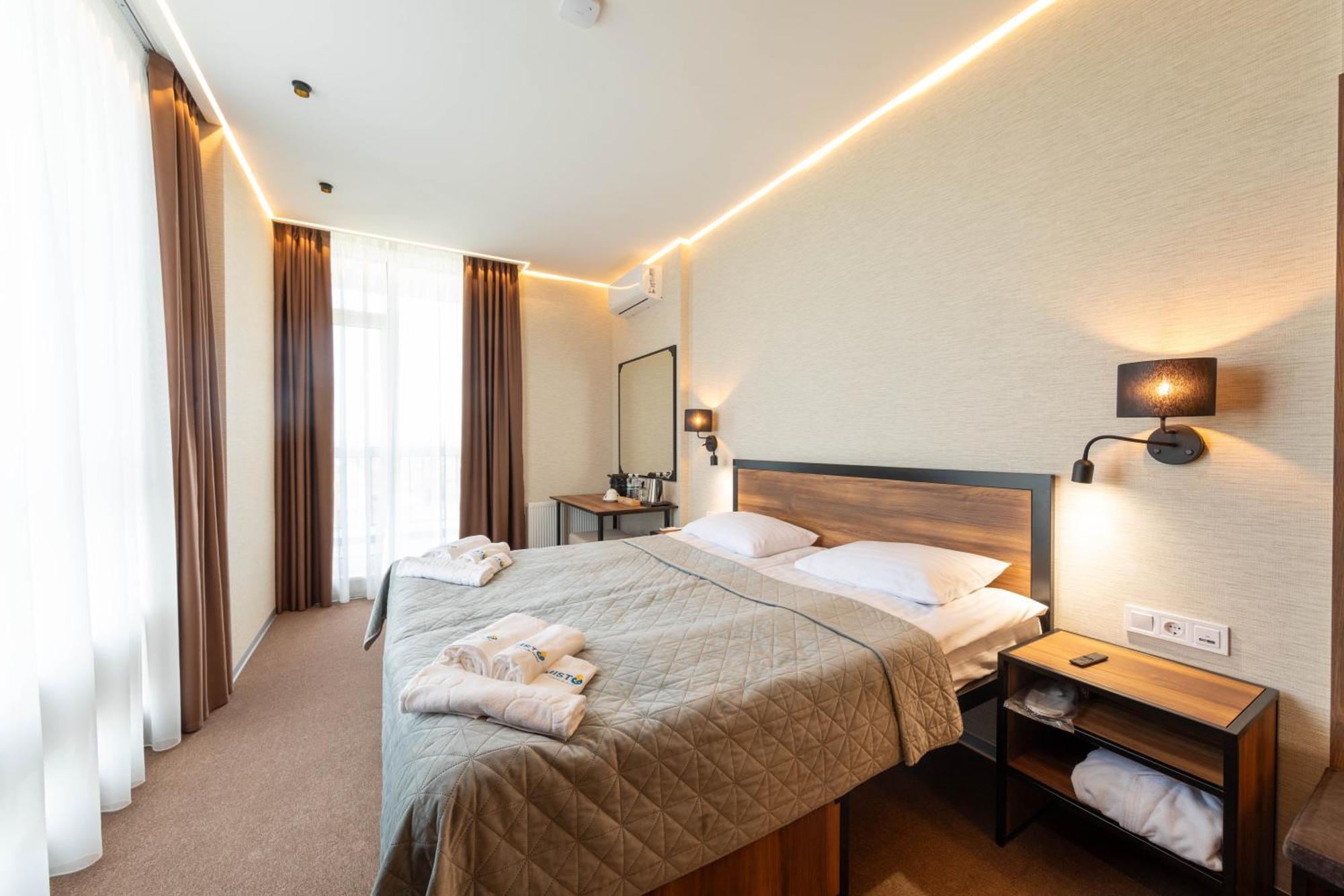 Misto Capsule Hotel Kyiv Exterior photo